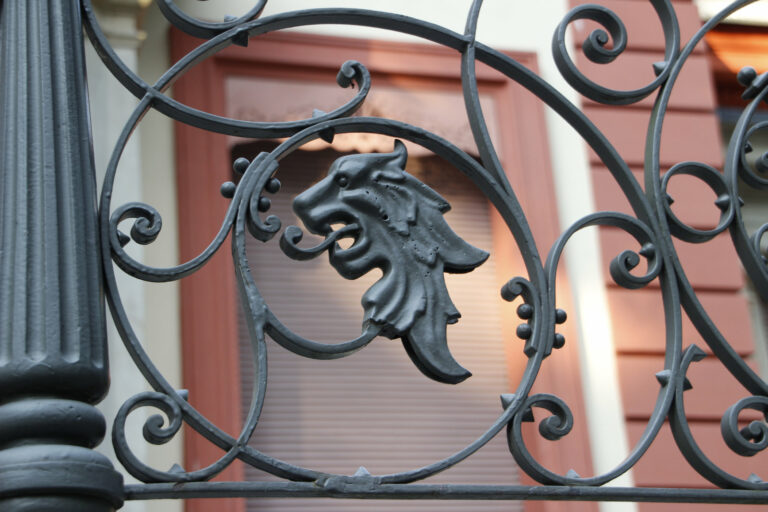 Detal dekoracyjnej metalowej balustrady Willi Dittricha