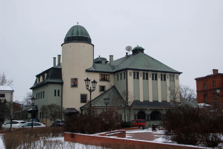 Dom Ludowy w zimowej scenerii