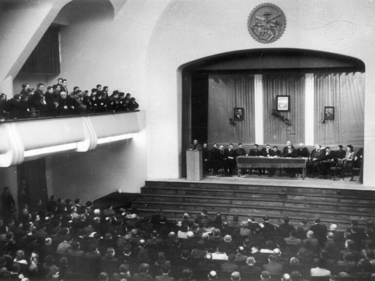 Foto 2 Wnętrze sali podczas zebrania robotników i chłopów, 1948 r