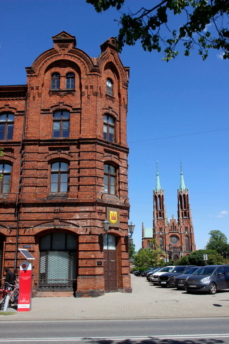 Magistrat i kościół farny w tle
