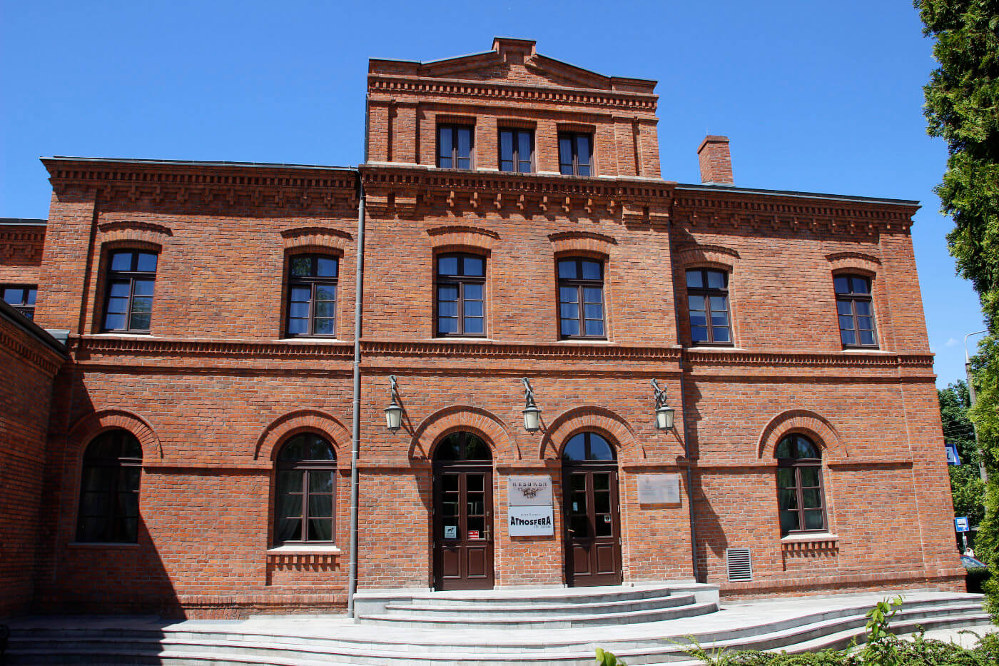 Resursa od strony głównego wejścia