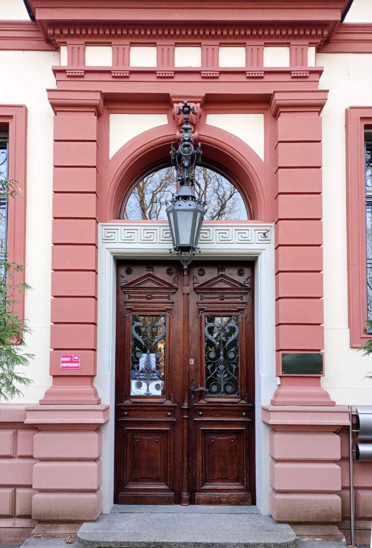 Ornamentalne drewniane drzwi Willi Dittricha