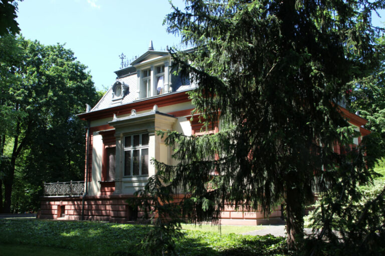 Willa Dittricha wśród drzew