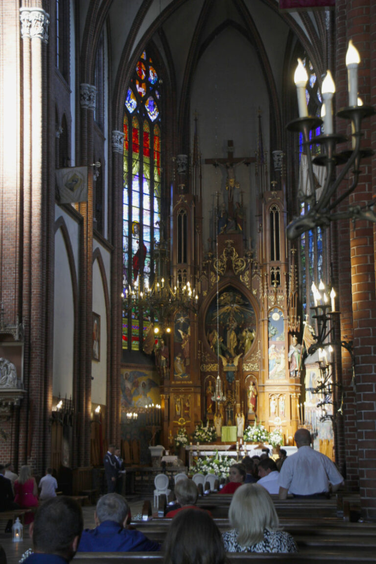 Wnętrze świątyni - główny ołtarz