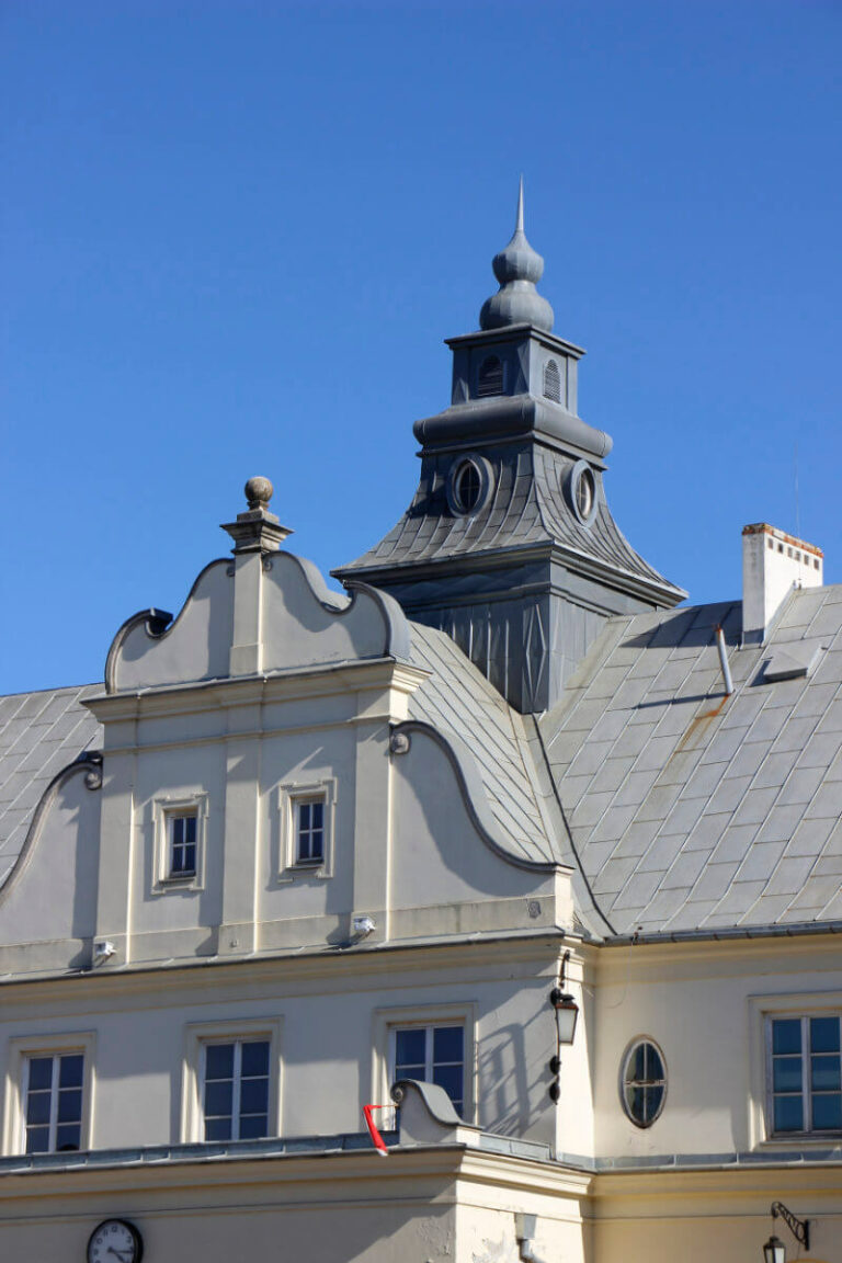Detal fasady dworca kolejowego w Żyrardowie