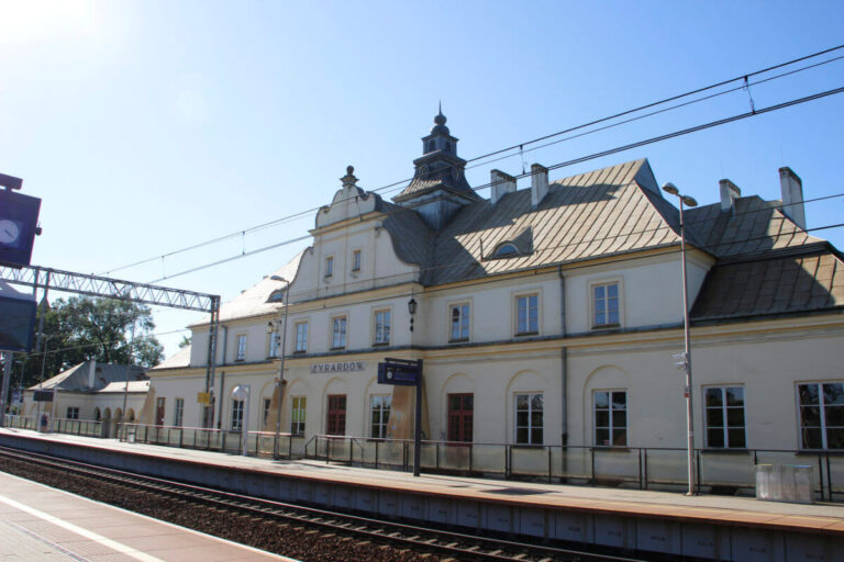 Dworzec kolejowy w Żyrardowie od strony peronów