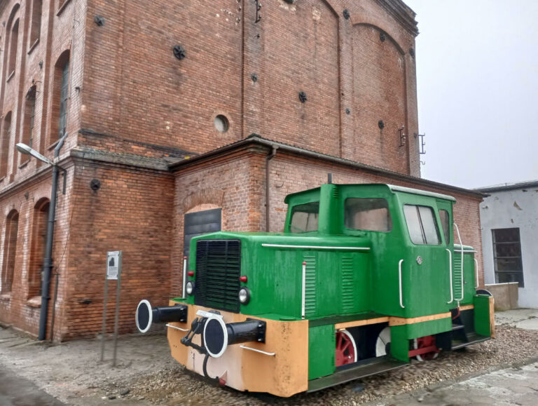 Lokomotywa SM03 obok Muzeum Lniarstwa
